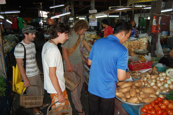 Auf dem Markt... alle Männer brav mit Körbchen in der Hand 