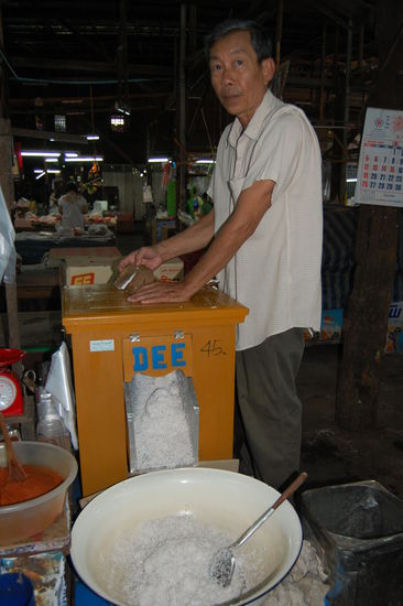 Der Kokosmann, welcher uns frische Kokosraspeln mit seiner Maschine gemacht hat.