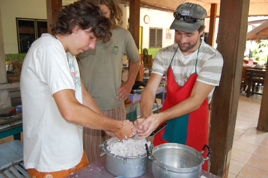Stefan und Max machen aus den Kokosraspeln Kokosmilch mit welcher gekocht wird.