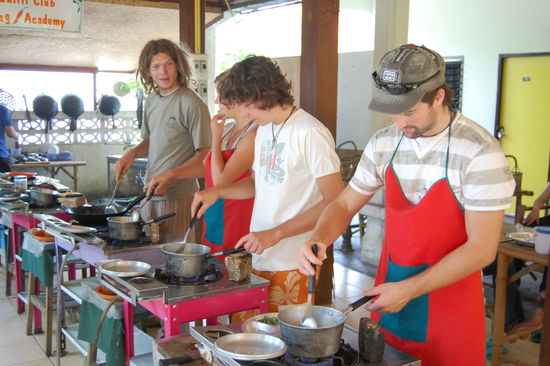 Auch Männer haben hinterm Herd ihren Spass...