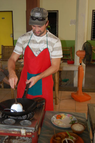 Hier macht Stefan gebratenen Reis, sein Lieblingsfrühstück in Thailand 