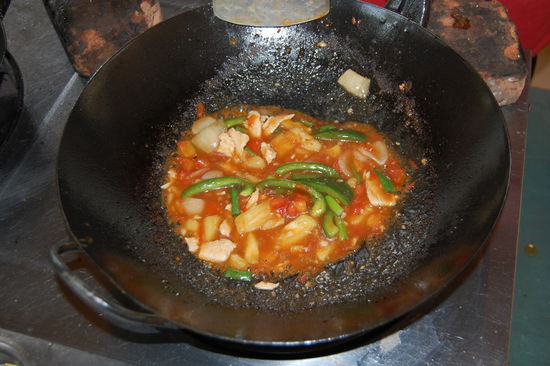 Hähnchen süss-sauer, lecker. Leider ist die Hälfte hiervon auf dem Boden gelandet, da mir der heisse Teller aus der Hand gerutscht ist.