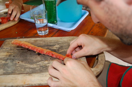 Auch die Deko für den Teller darf nicht fehlen, was eine Fingerspitzensache ist...