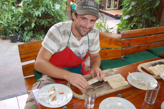 Stefan beim Frühlingsrollen füllen und falten.
