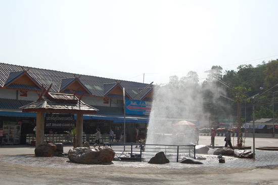Unterwegs machten wir stop an einer Art Geysir.