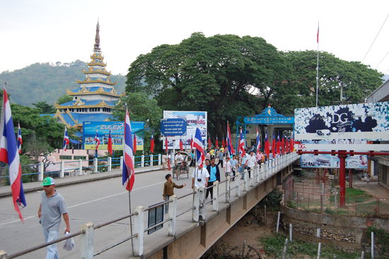 Diese Brücke ist Niemandsland und verbindet Thailand und Myanmar.