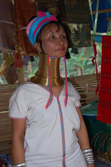 Schon irgendwie merkwürdig wenn man die Langhalsfrauen in live sieht...