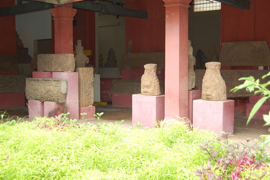 Die vielen Kunstwerke aus Stein.