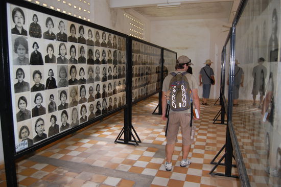 In vielen Räumen sind Fotos der Opfer ausgestellt welche vor ihrem Tod gemacht wurden...