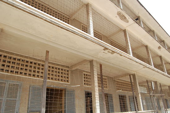 Alles wurde mit Stacheldraht gesichert.