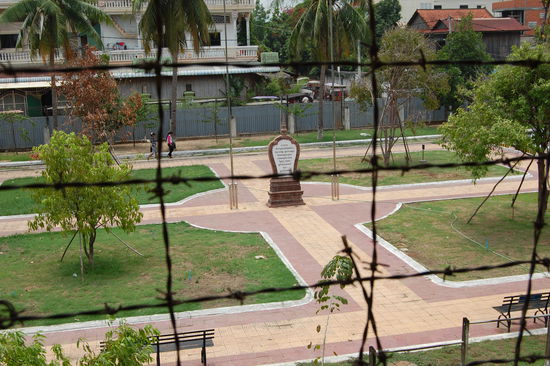 Im Hof steht ein Denkmal welches den Opfern zu Ehre errichtet wurde.