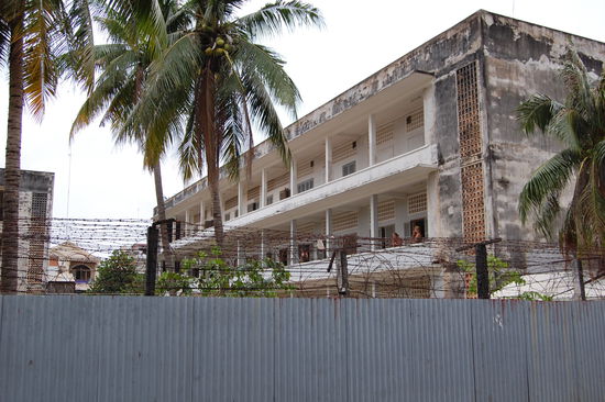 Ein hoher Zaun mit Stacheldraht wurde um das Folterzentrum errichtet.