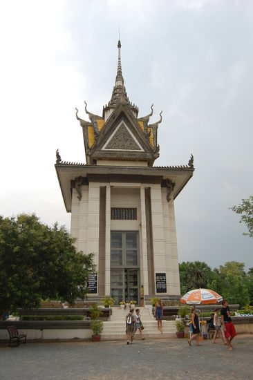 Die Gedenkstupa in Choeung Ek, voll mit menschlichen Schädeln (ca. 5000 Stück).