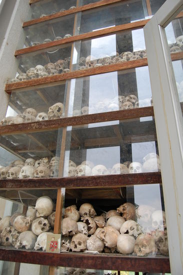 Die Schädel in der Stupa.