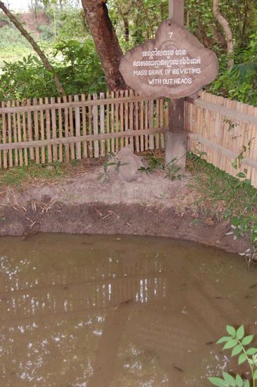 Ein Massengrab in welchem die Leichen keine Köpfe mehr hatten.