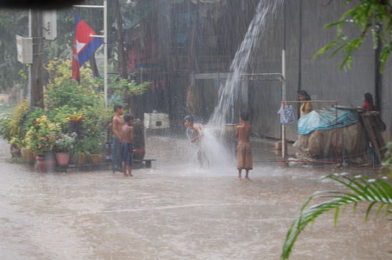 ...unter dem vom Dach herabschiessenden Wasserfall.