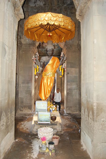 Info:
Im "Reich der Mitte" und in allen asiatischen Kulturen galt die Farbe gelb als Farbe der Glückseligkeit, des Ruhms und der Weisheit. Safrangelbe Gewänder waren im alten China dem Volke verboten, nur der Kaiser und buddhistische Mönche durften sie tragen.