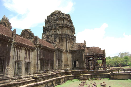 Einer der Gopurams!
Info:
Gopurams sind die Zugangsportale von Tempelanlagen. Ausgehend von Angkor wurden sie, obwohl ursprünglich aus dem Hinduismus kommend, auch auf buddhistischen Tempelarealen errichtet.