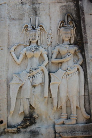 Devatas, schön als Relief gearbeitet.