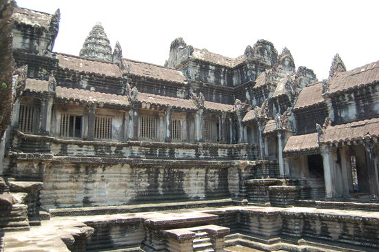 Einer der vielen Innenhöfe auf verschiedenen Ebenen.