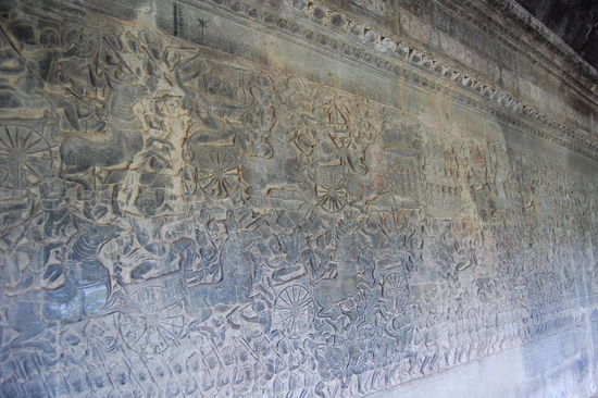 Mauer mit Basreliefs in der Dritten Galerie auf der Westseite.
Dargestellt wird die Schlacht von Kurukshetra.