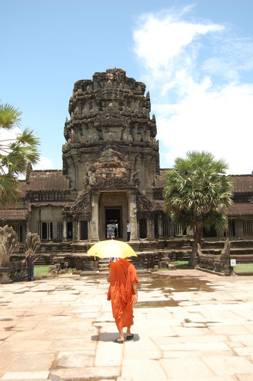 Ein Mönch auf dem Weg in die Tempelanlage.