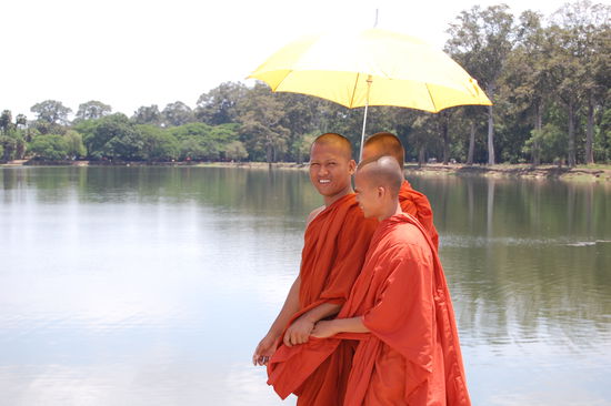 Junge Mönche auf dem Weg in den Tempel.