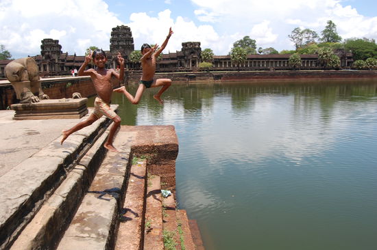 Die Kids posen für uns und zeigen ihre besten Sprünge ins kühle Nass. Natürlich nicht ohne eine Belohnung danach