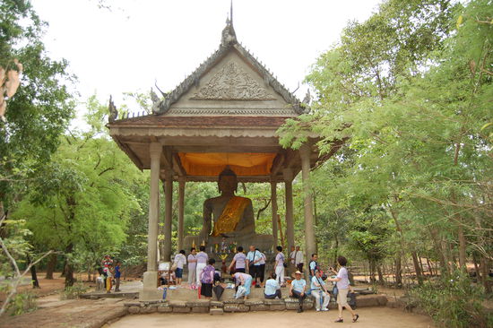 Ein Gebetsplatz auf dem Weg zum nächsten Tempel.