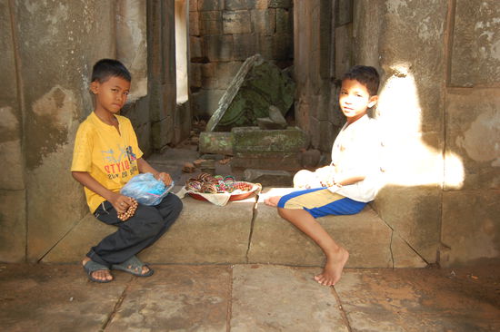 Kinder verkaufen Armbänder und Ketten in den Anlagen.