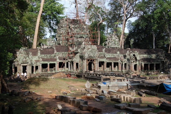 Überall wird restauriert und wieder aufgebaut.
