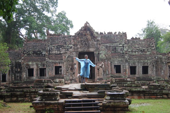 Eingang zum Preah Khan und ich mit dem schicken blauen Regenschutzüberzieher 