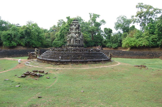 Der Neak Pean ist ein Inseltempel, und kommt wohl nur in der Regenzeit richtig zur Geltung, wenn die Becken gefüllt sind.