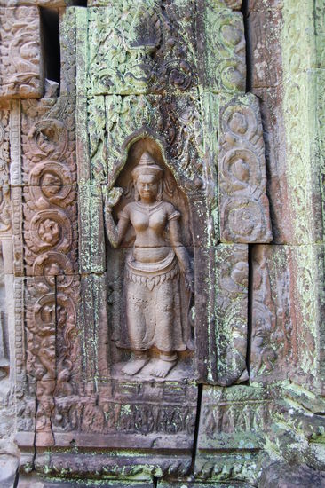 Eine der 170 Devatas an einer Wand des Ta Som Tempels.