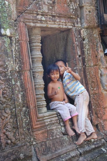 Da wir bereits von Freunden wussten, dass sich auf dem Areal sehr viele Kinder aufhalten und Sachen verkaufen wollen/müssen, haben wir uns vor dem Besuch der Tempel mit einer großen Packung Lutscher eingedeckt und diese an die Kinder verteilt. Auch diese Zwei haben sich gefreut, "PEACE".