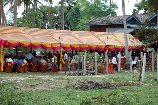 Auf der Fahrt kommen wir an einer traditionellen kambodschanischen Hochzeit im Freien vorbei.