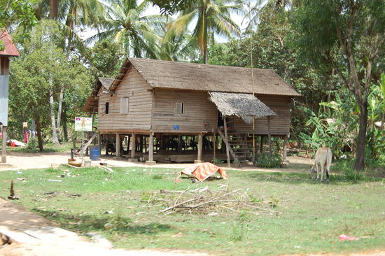 ...und so einfach mit einer Kuh im Garten leben die Menschen hier. Die Kinder sehen so glücklich aus, wenn Sie mit Steinen, Stöcken und alten Plastikflaschen spielen.