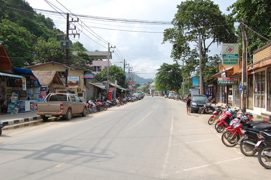 Die Hauptstrasse am White Sand Beach.