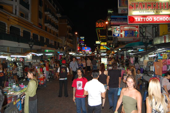 Obwohl wir mittlerweile schon mehrmals in Bangkok waren, sind wir zum ersten mal auf der "berühmten" Khao San Road. Hier ist wirklich so viel los wie man aus dem Film "The Beach" kennt.