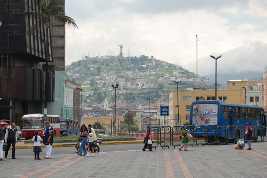 Blick auf den El Panecillo (kleiner Brotlaib)
