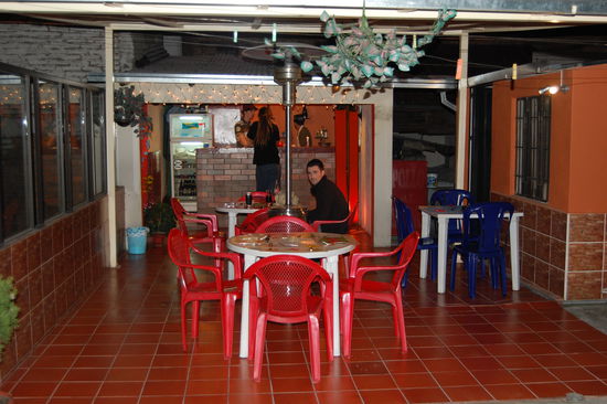 Die Dachterrasse unseres Hostels, wo es Fruehstueck gibt und man abends essen kann.