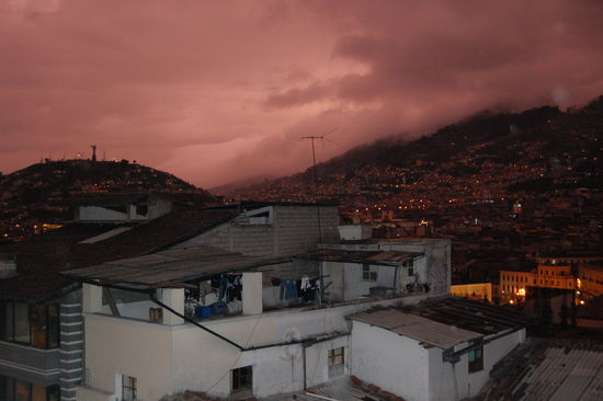 Blick von der Dachterrasse in der Abenddaemmerung.
