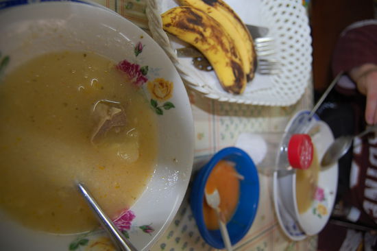 Unser Mittagessen, hier die Suppe, welche es immer vorweg gibt und das in der blauen Schuessel ist eine scharfe Sosse