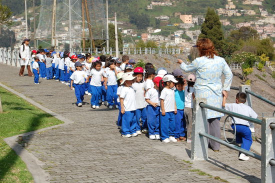 Eine ecuadorianische Schulklasse mit ganz vielen kleinen suessen Kindern
