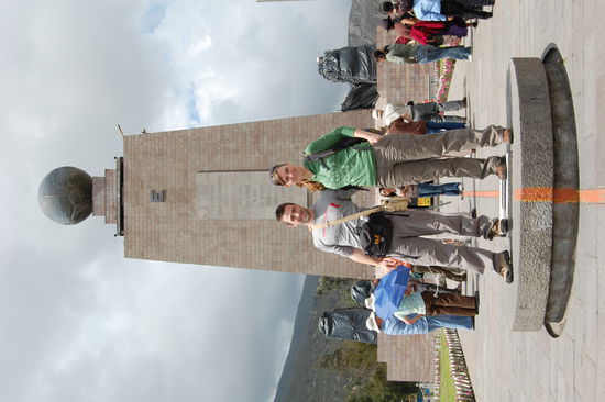 Wir sind durch den Aequator getrennt, Stefan steht auf der Suedhalbkugel und ich auf der Nordhalbkugel, irgendwie witzig