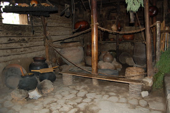 So leben die Einheimischen im Dschungel, in Huetten mit nur einem Raum in welchem gekocht, gelebt und geschlafen wird.