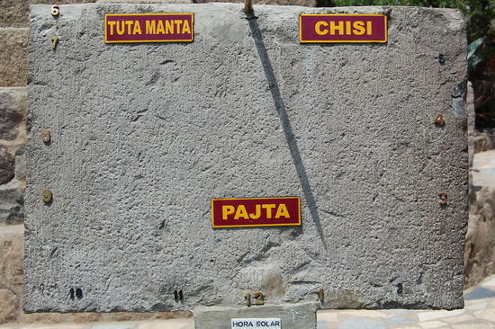 Eine Sonnenuhr. Da war es ca. 13.10 Uhr.