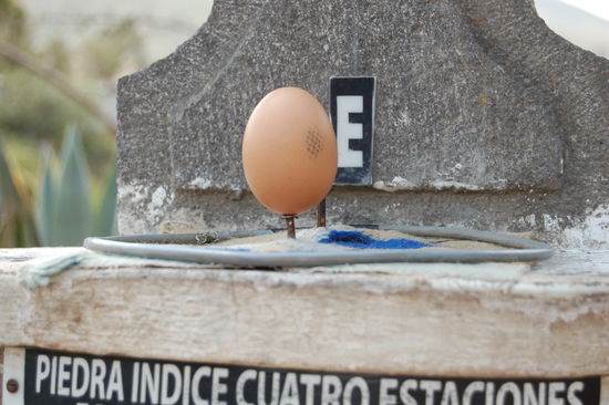 Ein Rohes Ei steht tatsaechlich auf einem Nagel! Wir haben es gesehen uns selbst getestet!