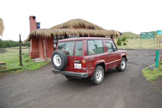 Am Eingang vom Nationalpark Cotopaxi und unser Jeep