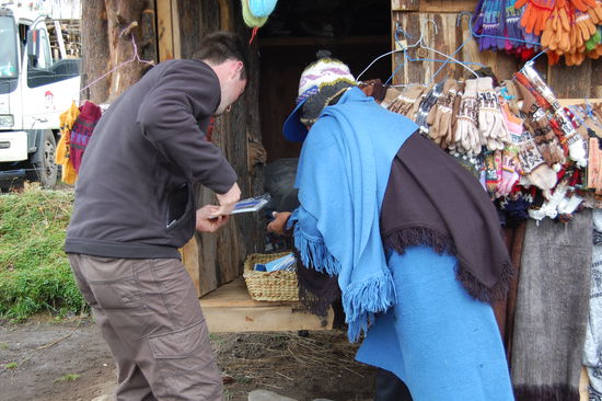 Stefan kauf noch Postkarten und fuer mich Handschuhe aus Alpacawolle (hab mir die braunen ausgesucht